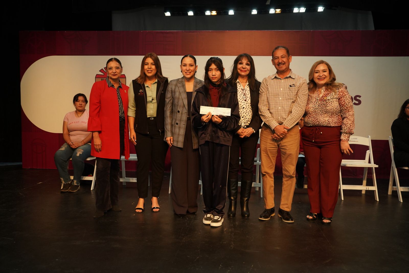 NORMA BUSTAMANTE IMPULSA LA EDUCACIÓN CON ESTÍMULOS ECONÓMICOS