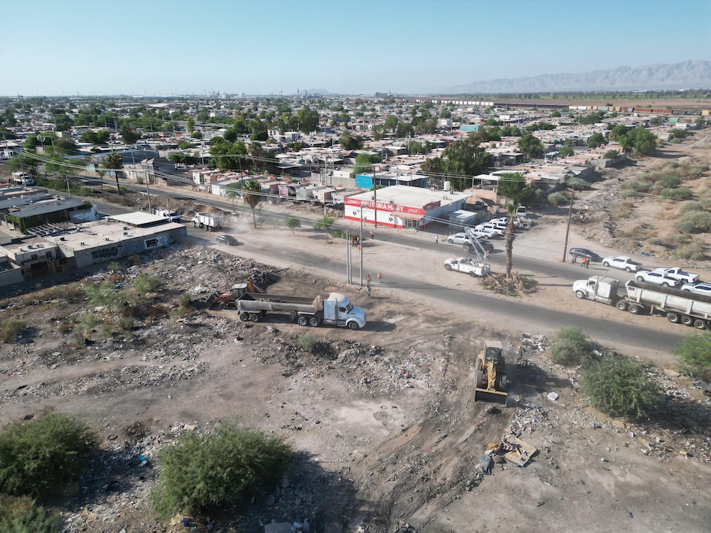 MEXICALI BRILLA: OPERATIVO INTEGRAL DE LIMPIEZA EN AVENIDA MOSAICOS EN FRACC. VALLE DE PUEBLA