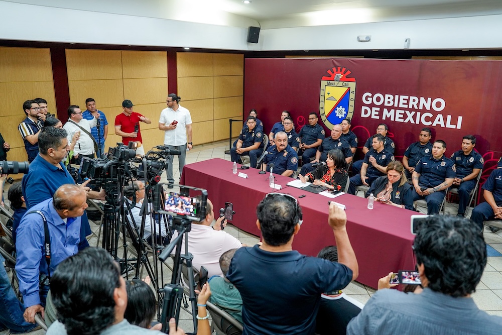 NORMA BUSTAMANTE RECONOCE A LOS HÉROES BOMBEROS POR APOYO EN TECATE