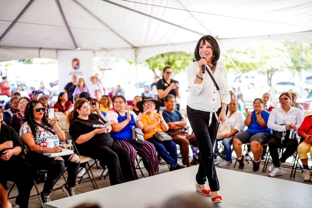 SERVICIOS PARA TODOS: NORMA BUSTAMANTE CON LA COMUNIDAD DE LA COLONIA HIDALGO