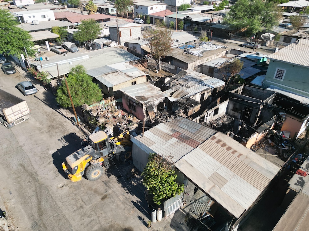 APOYO A FAMILIAS AFECTADAS: GOBIERNO DE MEXICALI REALIZA LIMPIEZA GRATUITA TRAS INCENDIO