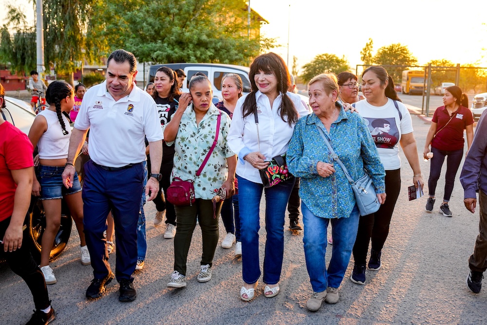 NORMA BUSTAMANTE ATIENDE A RESIDENTES DE VALLE DE LAS MISIONES