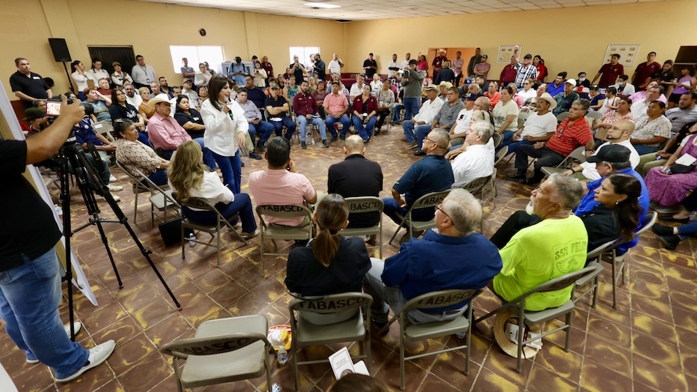 "CHARLAS DE CAFÉ" PROMUEVE EL DIÁLOGO ENTRE NORMA BUSTAMANTE Y HABITANTES DEL EJIDO TABASCO.