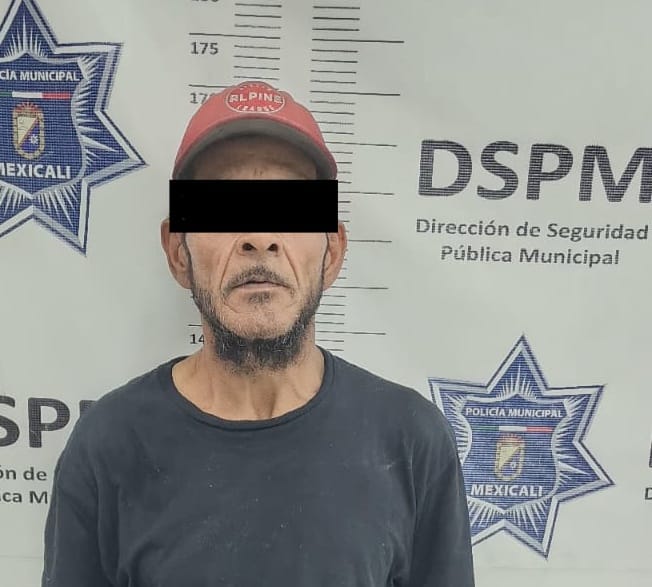 POLICÍA ECOLÓGICA DETIENE A DOS PERSONAS EN FLAGRANCIA ARROJANDO BASURA EN PREDIO EN DESUSO