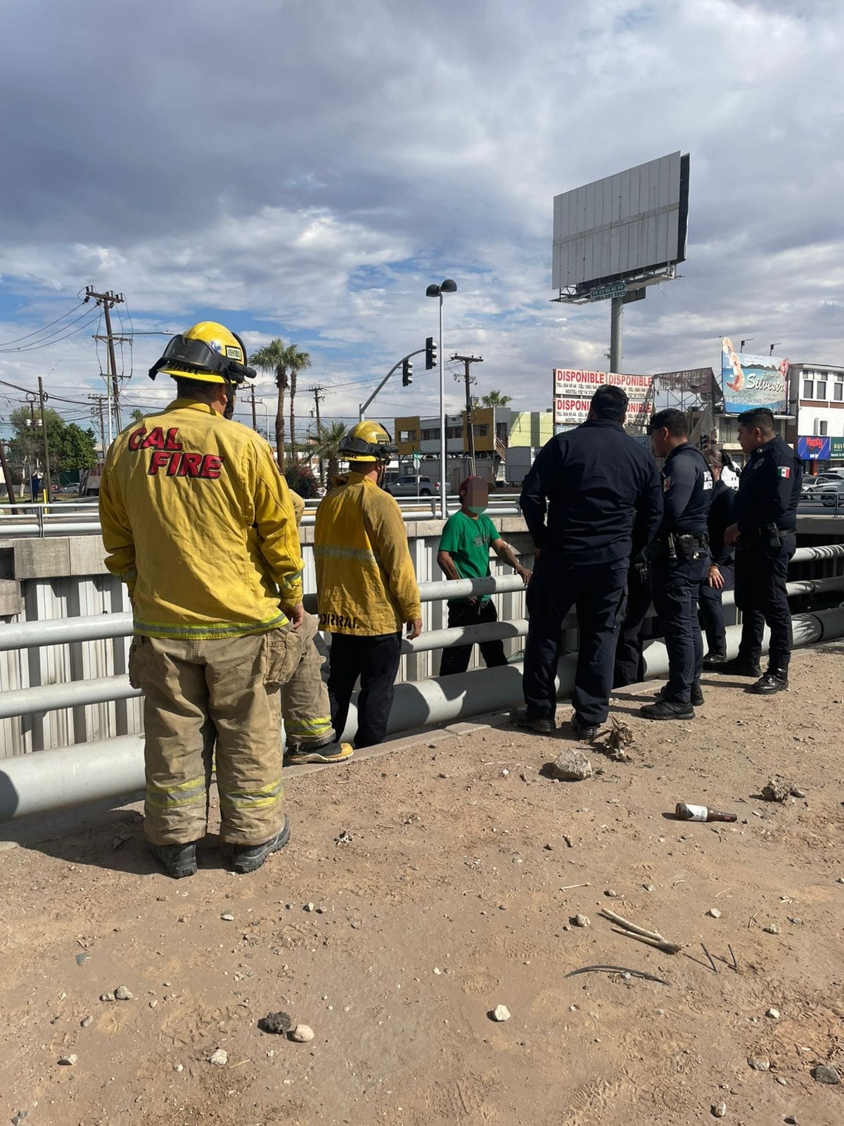 POLICÍA MUNICIPAL Y BOMBEROS LOGRAN EXITOSA INTERVENCIÓN PARA PROTEGER Y RESGUARDAR A PERSONA EN PASO A DESNIVEL