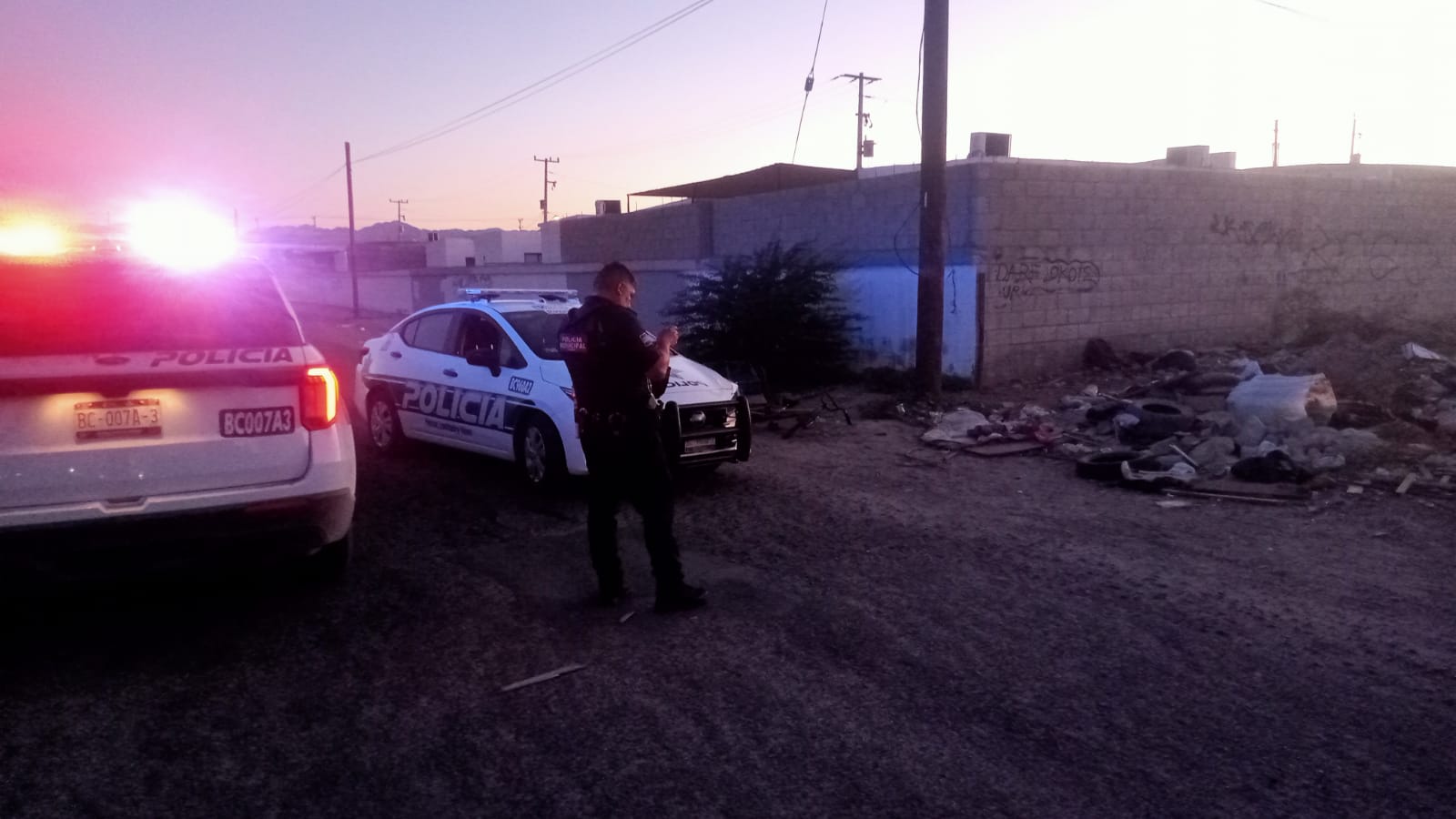 UNIDAD ECOLÓGICA DE LA POLICÍA MUNICIPAL DETIENE A PERSONA POR ARROJAR ESCOMBRO EN PREDIO BALDÍO
