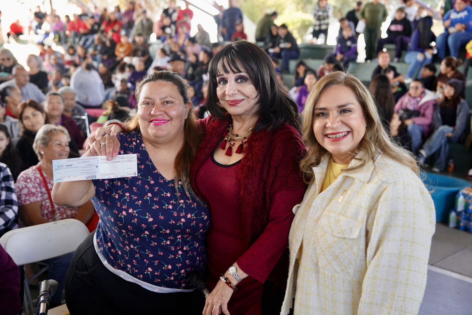NORMA BUSTAMANTE ENTREGA MÁS DE 950 ESTÍMULOS ECONÓMICOS POR PARTE DE DIF MUNICIPAL