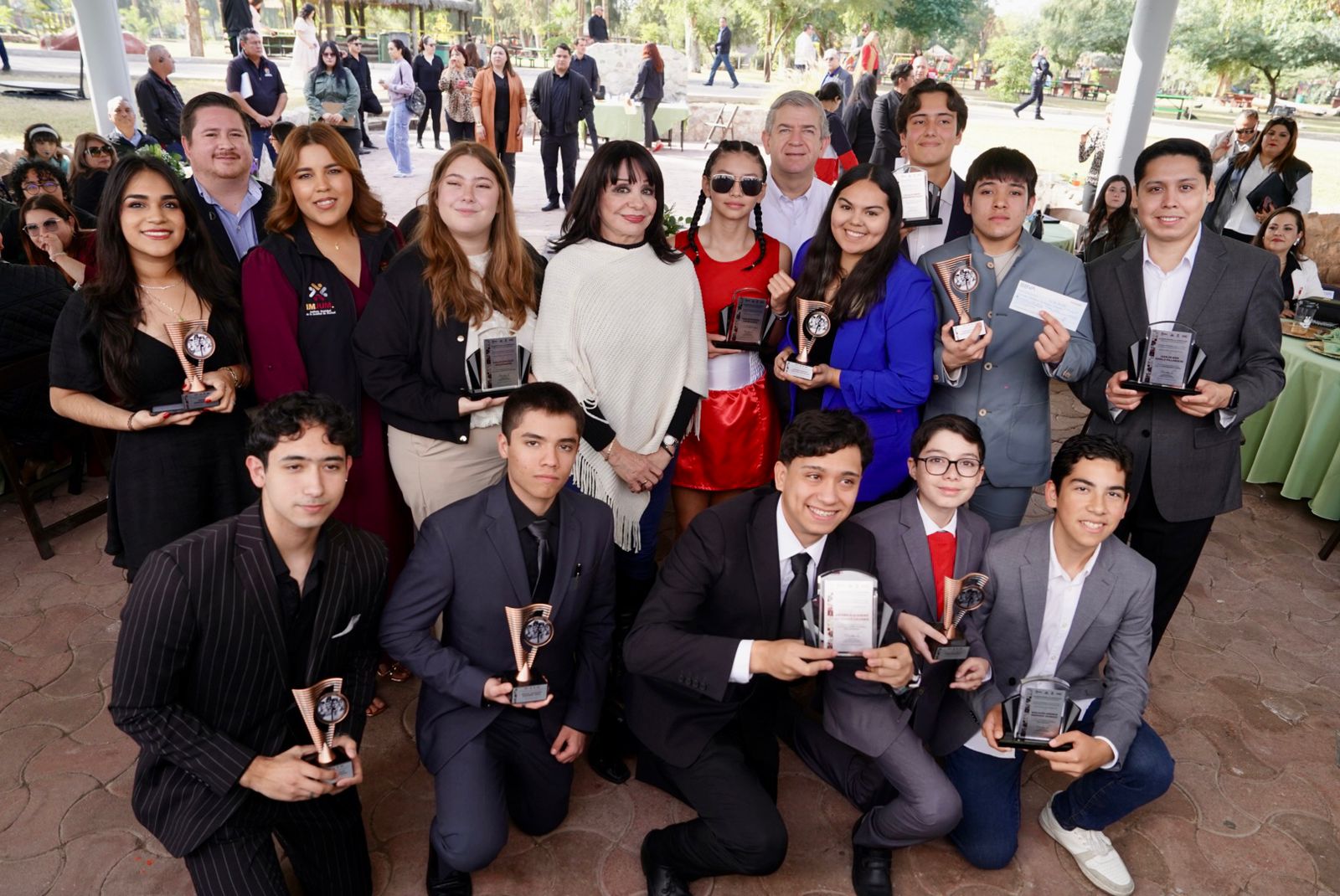 RECONOCE NORMA BUSTAMANTE EL TALENTO Y COMPROMISO DE LA JUVENTUD CACHANILLA CON EL GALARDÓN MUNICIPAL