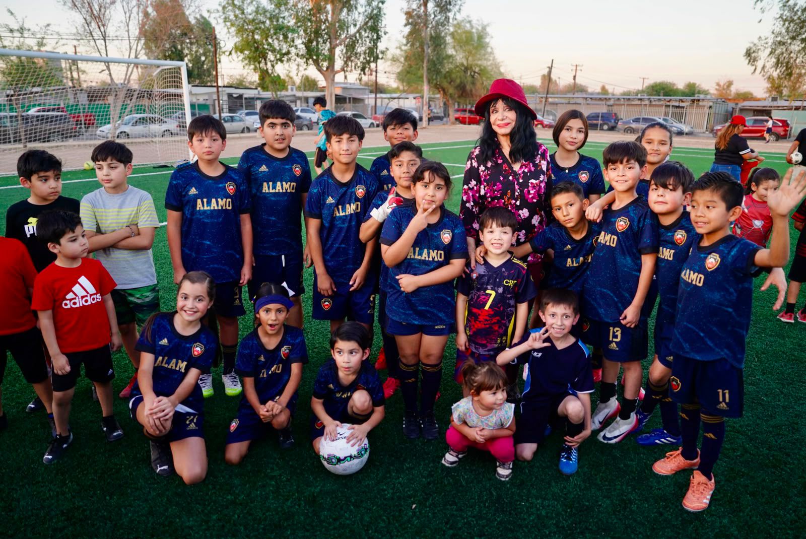 NORMA BUSTAMANTE TRANSFORMA LA COMUNIDAD DE VALLE DEL ÁLAMO CON NUEVO CAMPO DE FÚTBOL