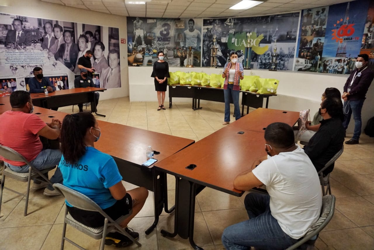 PRESIDENCIA Y DIF MUNICIPAL  ENTREGAN APOYOS A ÁRBITROS
