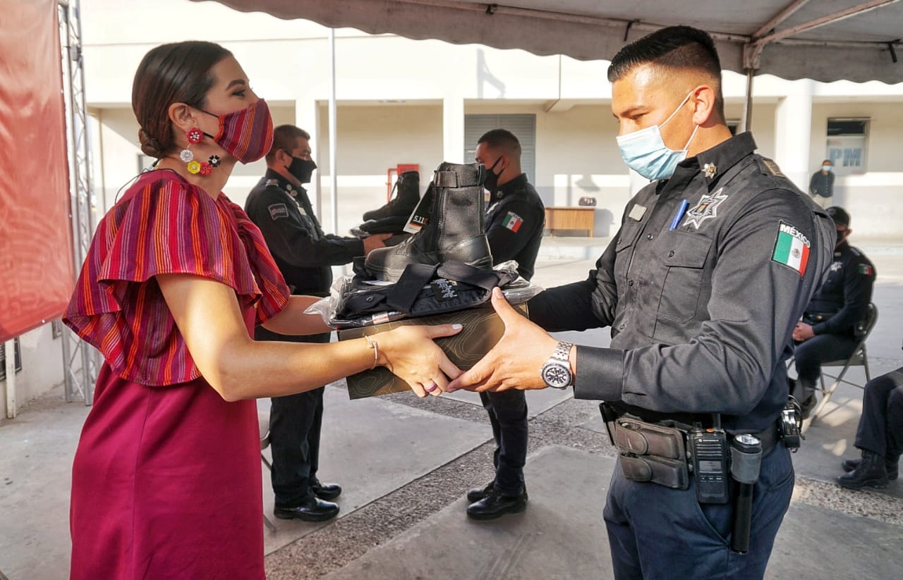 DOTAN DE UNIFORMES A ELEMENTOS DE LA POLICÍA MUNICIPAL