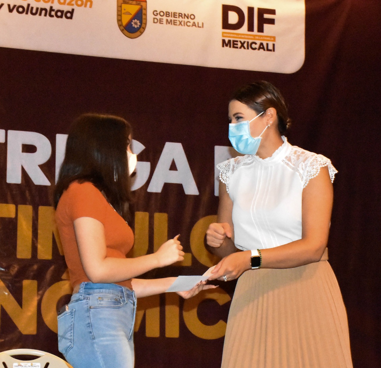 JÓVENES ESTUDIANTES RECIBEN BECAS DEL PROGRAMA DE ESTÍMULOS ECONÓMICOS DE DIF MEXICALI