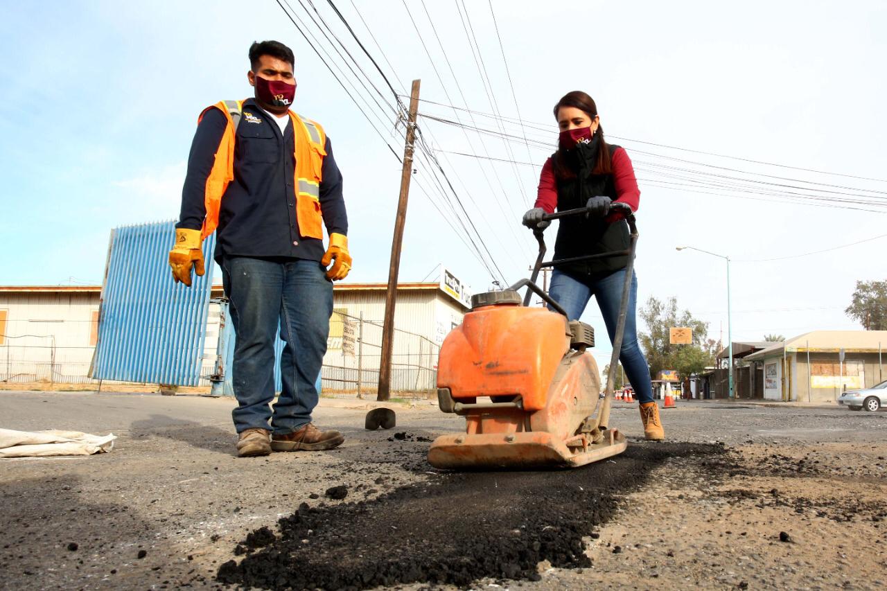 REALIZAN JORNADA DE BACHEO EN TRAMO DE LA CALLE VILLAHERMOSA DE LA COLONIA NUEVA ESPERANZA