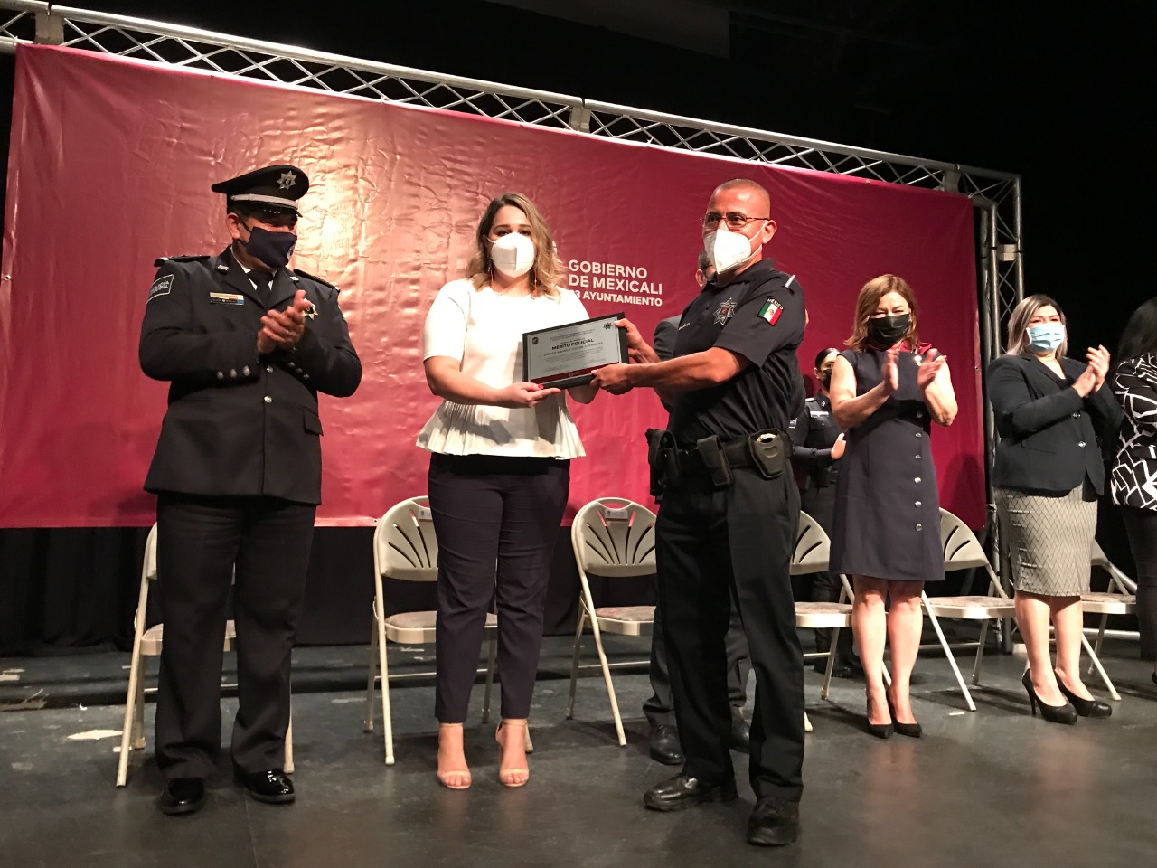 RECONOCE ALCALDESA A POLICIAS MUNICIPALES POR ACTOS HEROICOS Y POR CONOCIMIENTOS EN MATERIA DE SEGURIDAD